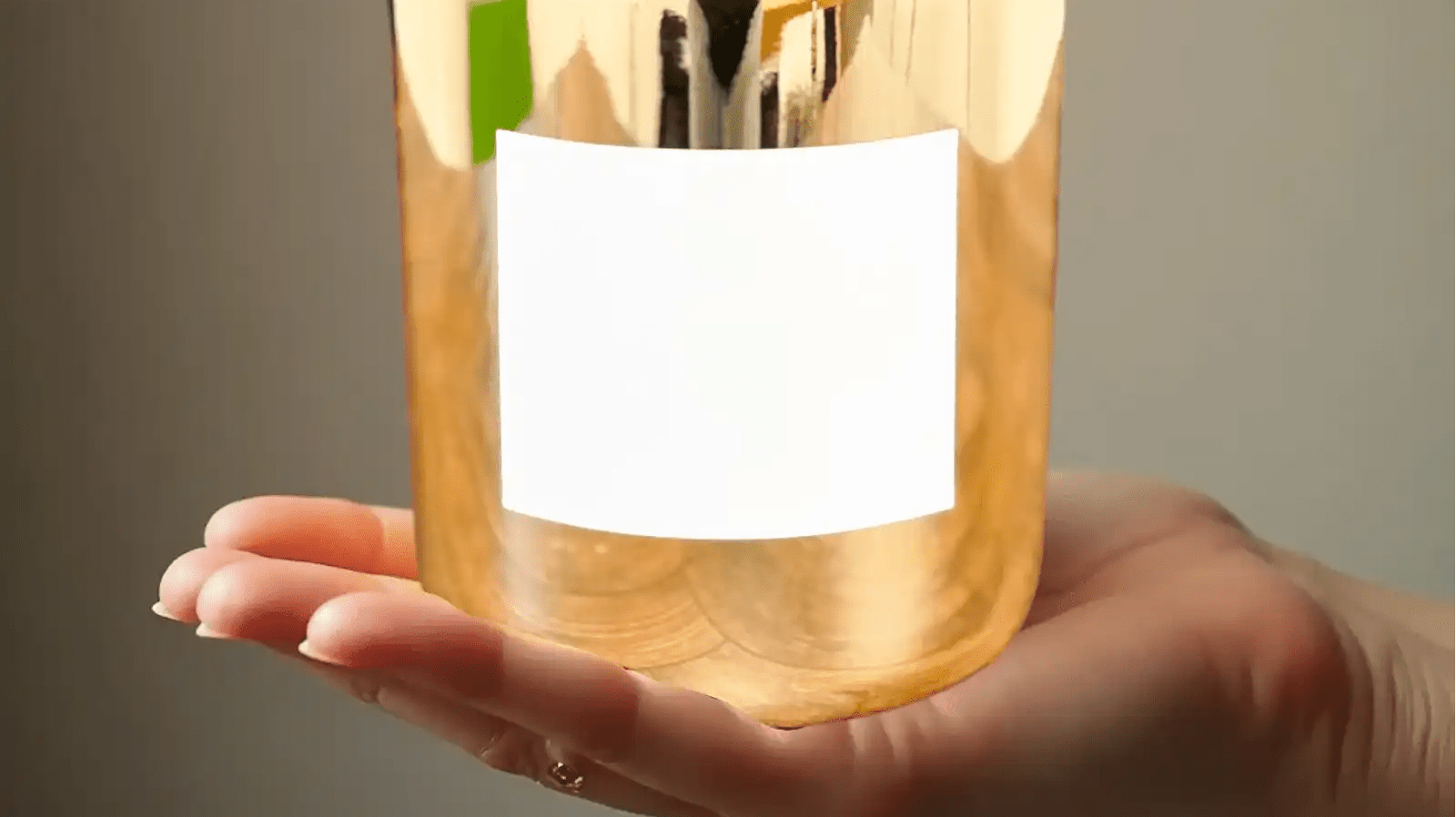 Coconut Apricot Wax vs. Soy Wax: Which Is Better for Your Candles? - AEMBR