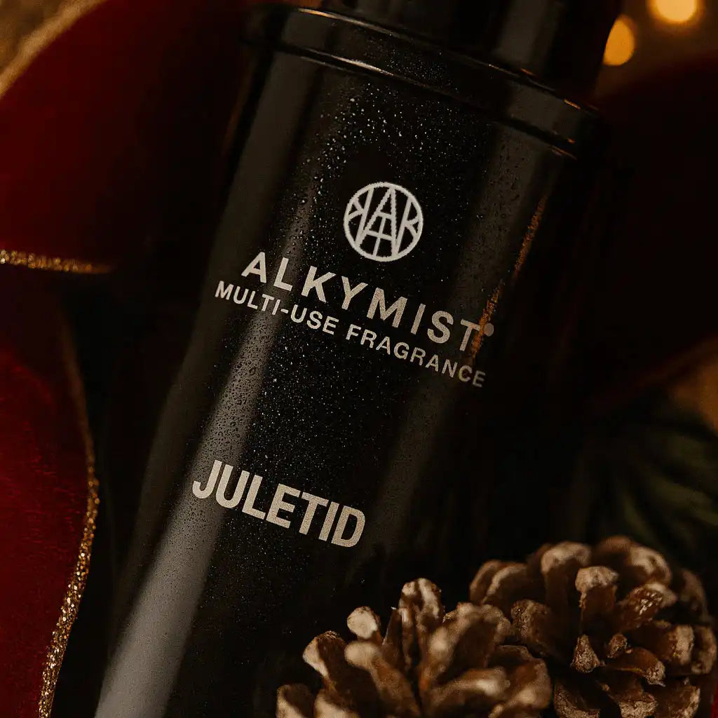 AEMBR ALKYMIST Juletid multi-use fragrance bottle with pine cone and festive decor